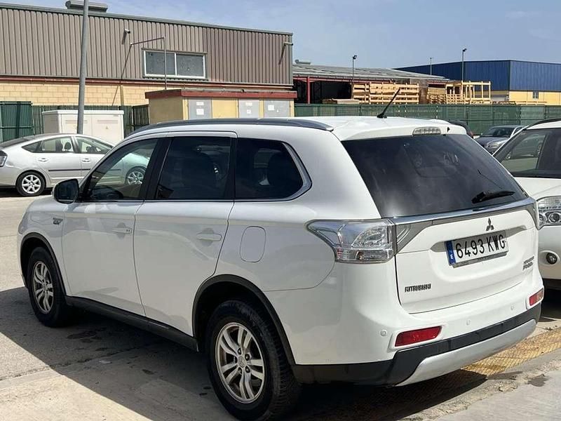 Usado Mitsubishi Outlander P-HEV Motion 203 CV (149 kW) 2014 Blanco SUV