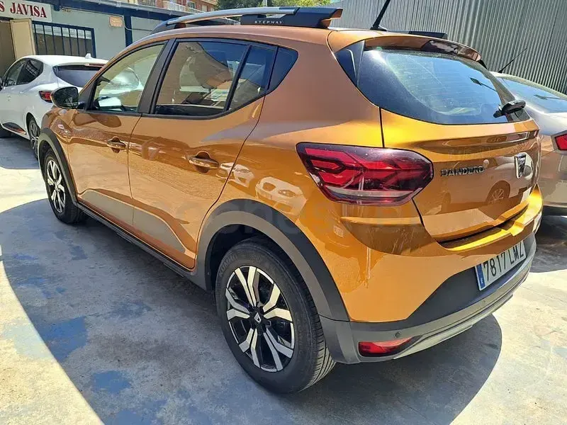 Usado Dacia Sandero Comfort 101 CV (74 kW) 2021 Naranja Berlina