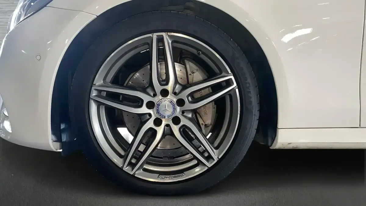 Usado Mercedes E220 AMG line 194 CV (142 kW) 2019 Blanco Berlina