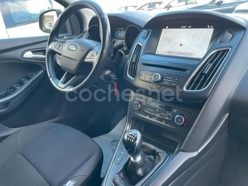 Usado Ford Focus Trend 125 CV (91 kW) 2017 Negro Familiar