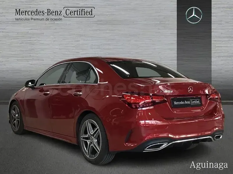 Usado Mercedes A180 116 CV (85 kW) 2024 Granate Berlina