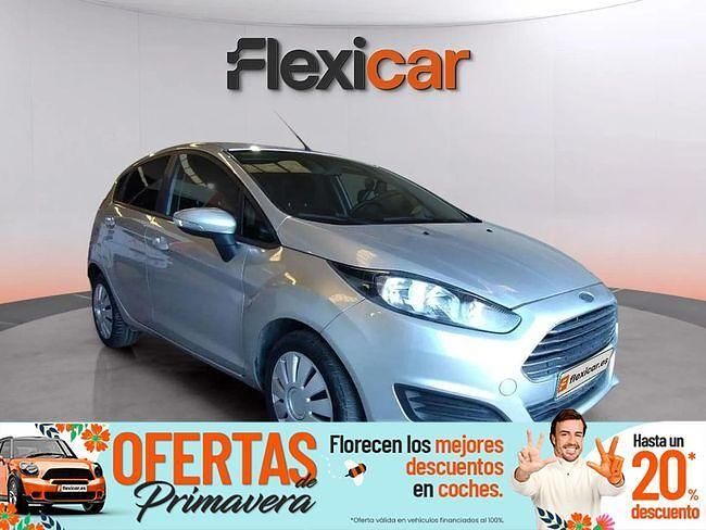 Usado Ford Fiesta Trend 101 CV (74 kW) 2015 Gris Utilitario