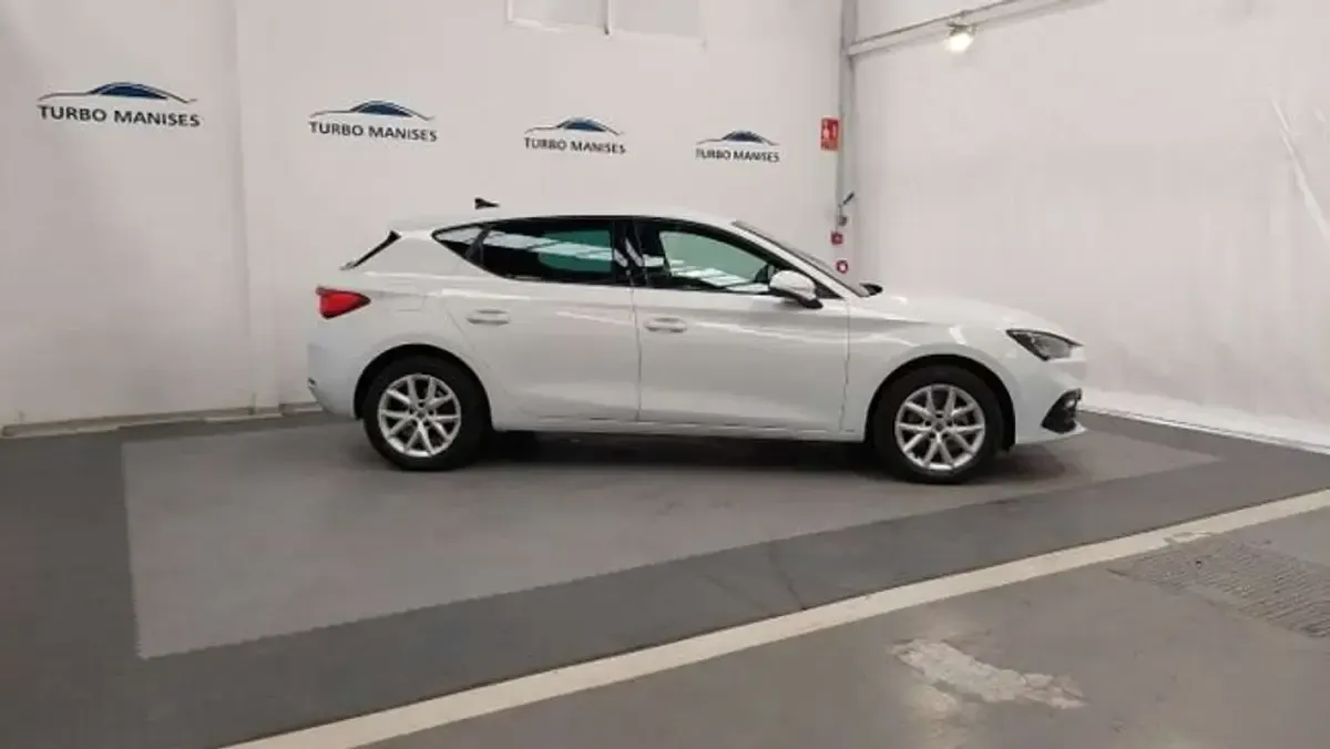 Usado Seat Leon Style 116 CV (85 kW) 2021 Blanco Utilitario