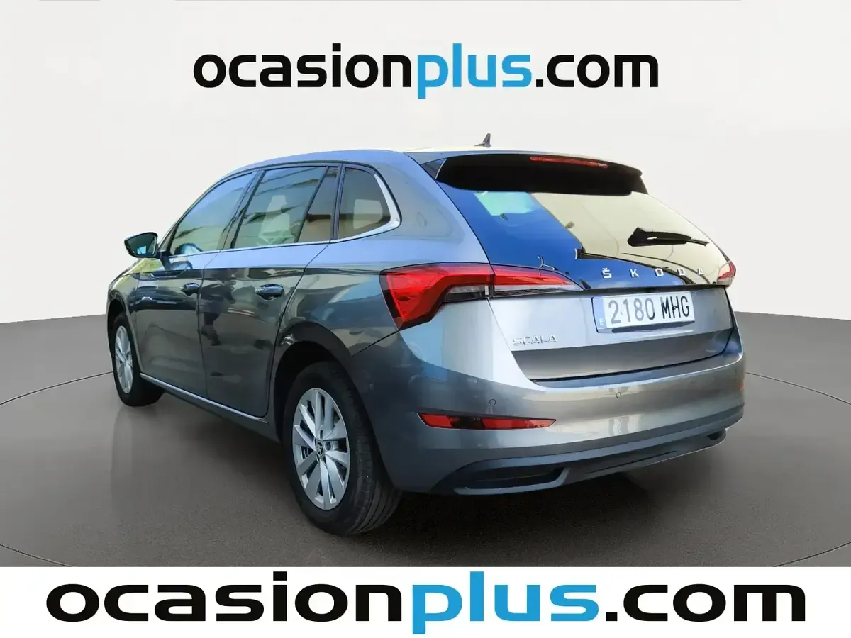 Usado Skoda Scala Ambition 110 CV (80 kW) 2023 Gris Utilitario