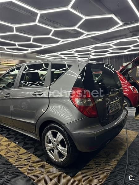 Usado Mercedes A180 109 CV (80 kW) 2009 Gris / plata Monovolumen