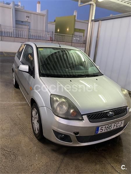 Gris / plata Usado 2006 Ford Fiesta Trend Coupe | 2400 € (Precio justo) - Imagen 1/3