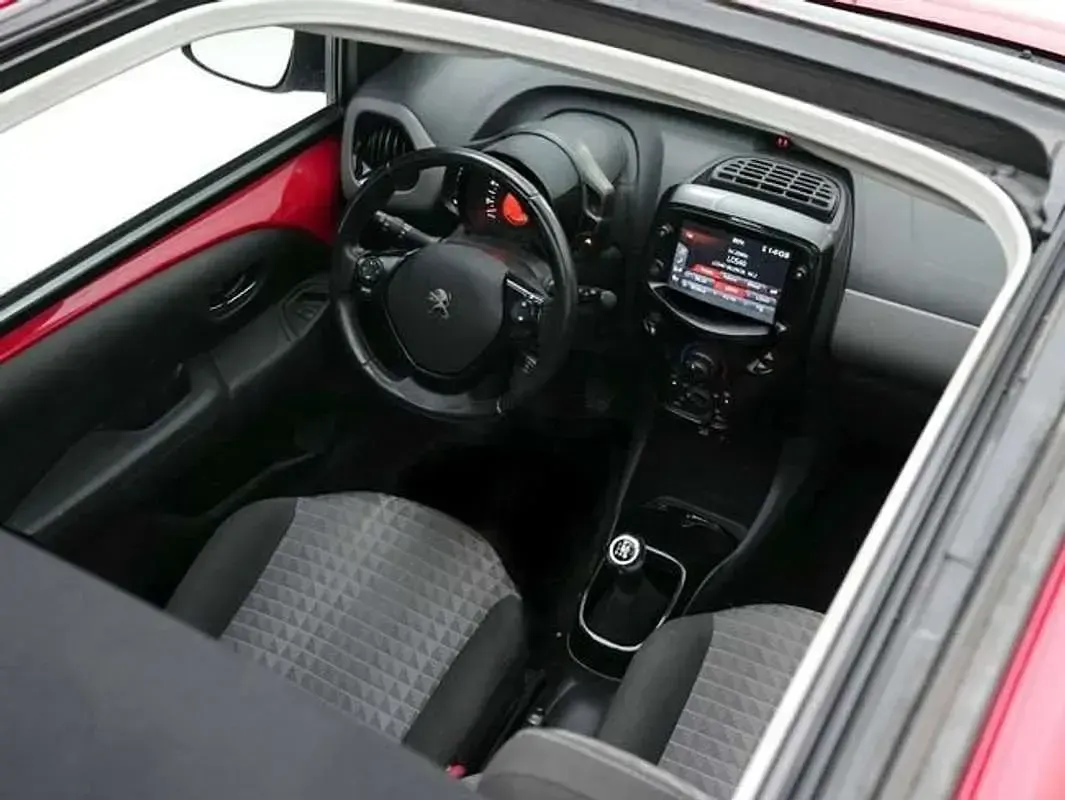 Usado Peugeot 108 Allure 72 CV (52 kW) 2021 Rojo Utilitario