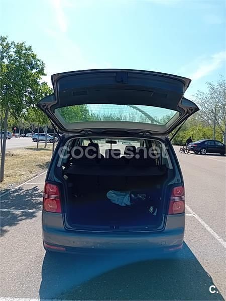 Usado VW Touran 105 CV (77 kW) 2007 Gris / plata Monovolumen