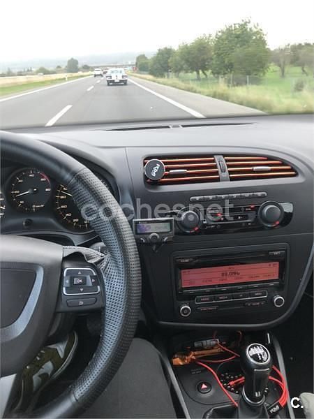 Usado Seat Leon Style 105 CV (77 kW) 2011 Negro Utilitario