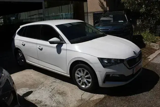 Usado Skoda Scala Active 95 CV (69 kW) 2022 Blanco Utilitario