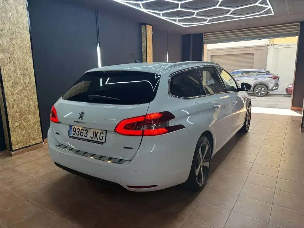 Usado Peugeot 308 150 CV (110 kW) 2016 Blanco Familiar