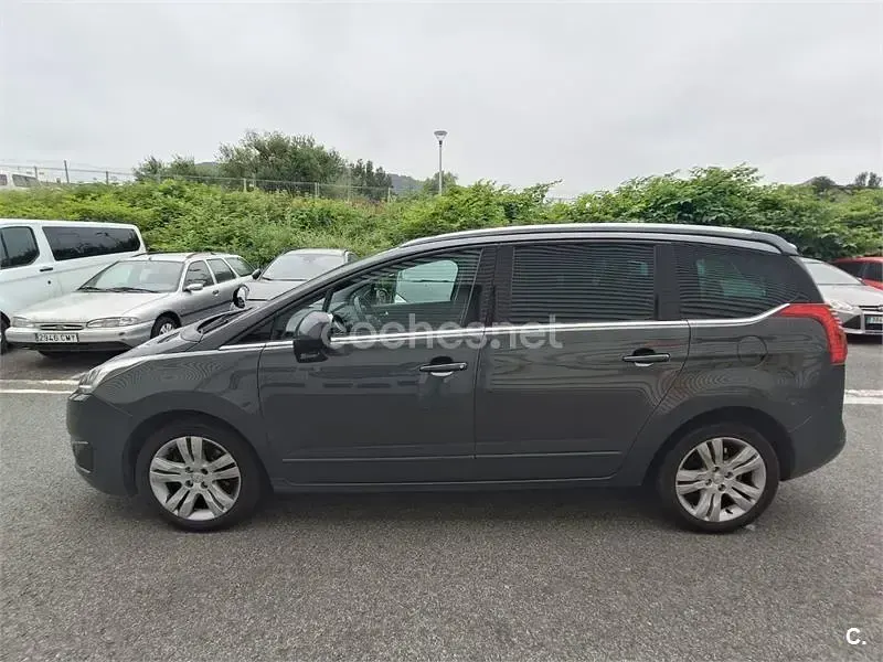 Usado Peugeot 5008 Allure 150 CV (110 kW) 2015 Gris / plata Monovolumen