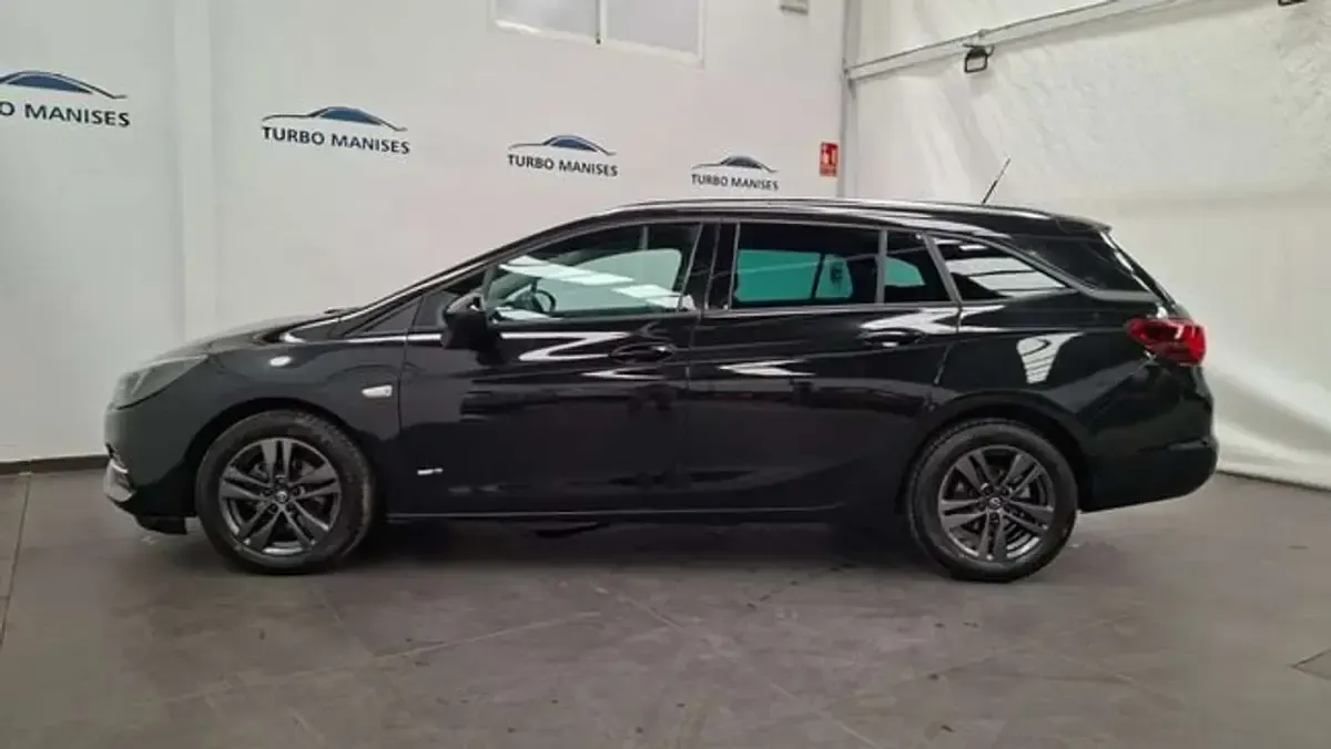 Usado Opel Astra Ultimate 145 CV (106 kW) 2022 Negro Utilitario