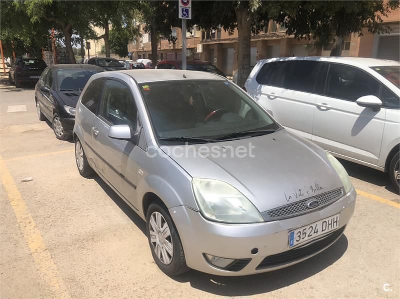 Gris / plata Usado 2005 Ford Fiesta Trend Utilitario | 1350 € (Buen precio) - Imagen 1/4