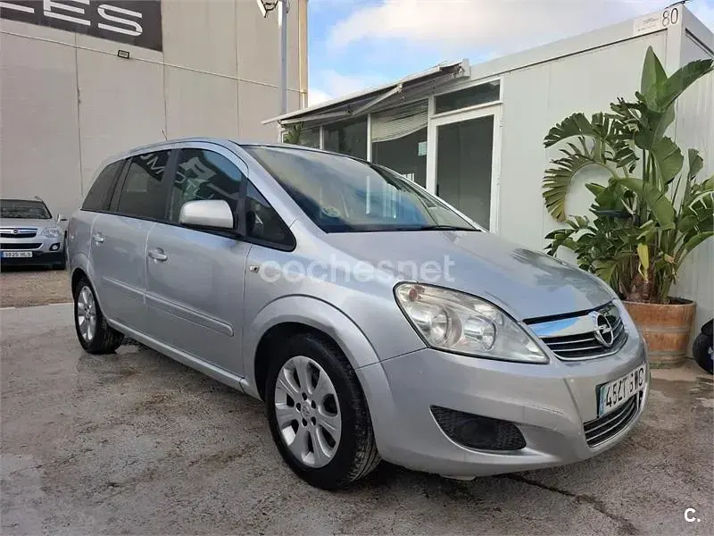 Usado Opel Zafira Essentia 110 CV (80 kW) 2010 Gris / plata Monovolumen