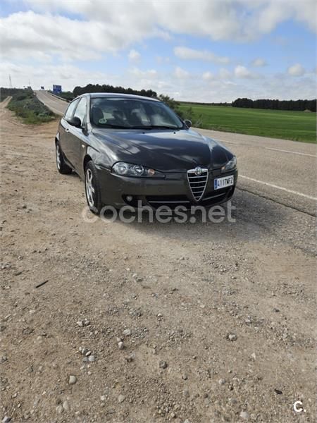 Beige Usado 2008 Alfa Romeo 147 Distinctive Utilitario | 4200 € (Precio justo) - Imagen 1/4