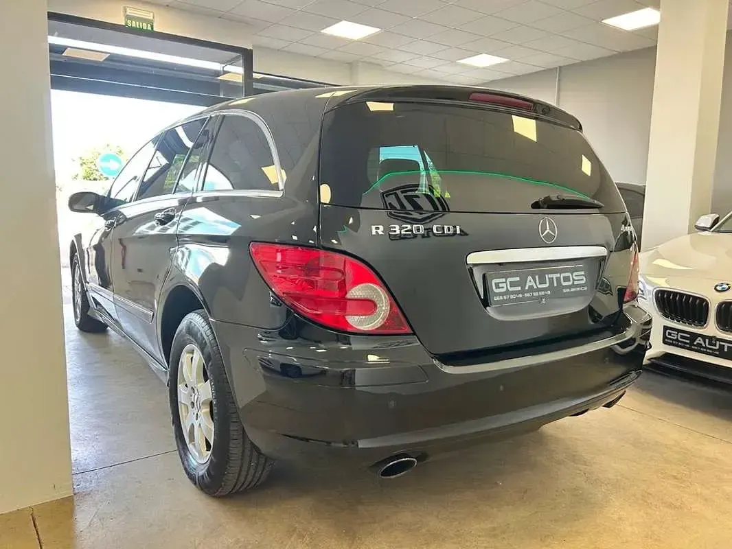 Usado Mercedes R320 224 CV (164 kW) 2008 Negro Familiar