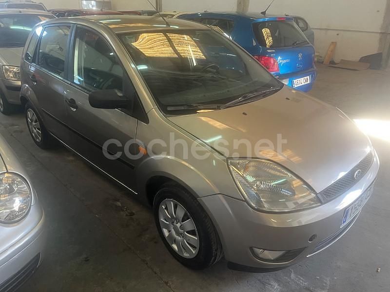Usado Ford Fiesta Trend 68 CV (50 kW) 2004 Beige Utilitario