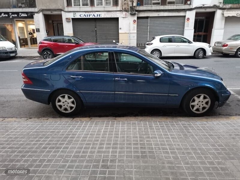 Usado Mercedes C200 115 CV (84 kW) 2002 Azul Berlina