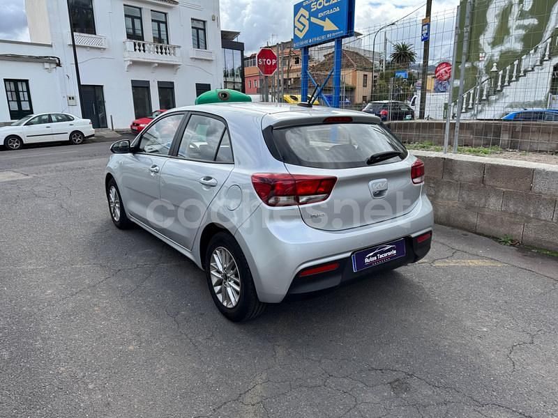 Usado Kia Rio 84 CV (61 kW) 2023 Gris / plata Berlina