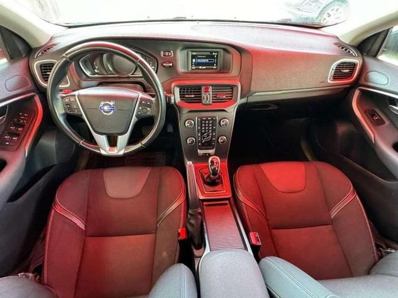 Usado Volvo V40 Momentum 120 CV (88 kW) 2015 Negro Familiar