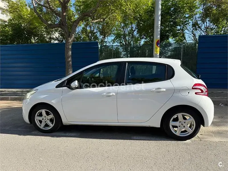 Usado Peugeot 208 Active 82 CV (60 kW) 2012 Blanco Utilitario