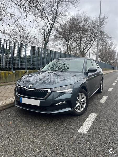 Usado Skoda Scala Active 90 CV (66 kW) 2020 Gris / plata Utilitario
