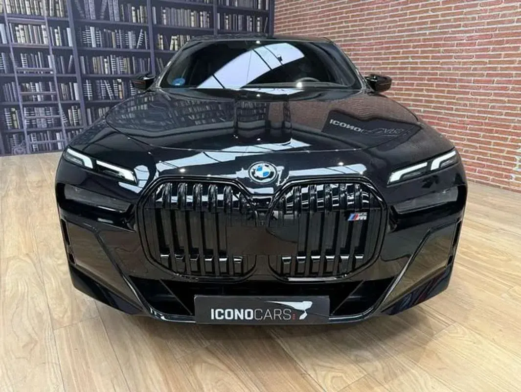 Usado BMW M760e Comfort Edition 571 CV (419 kW) 2025 Negro Berlina