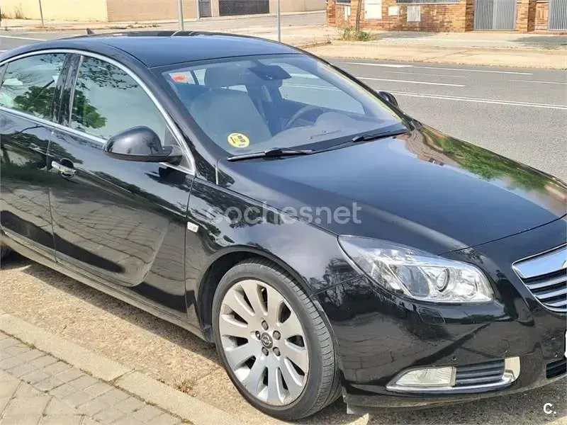 Usado Opel Insignia Cosmo 160 CV (117 kW) 2010 Negro Berlina