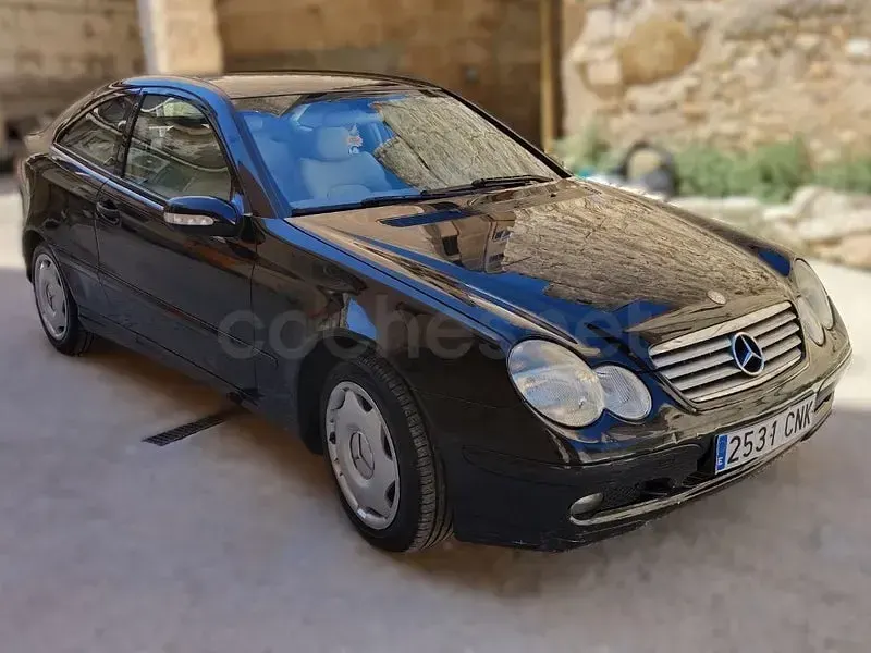 Usado Mercedes C180 143 CV (105 kW) 2003 Negro Berlina