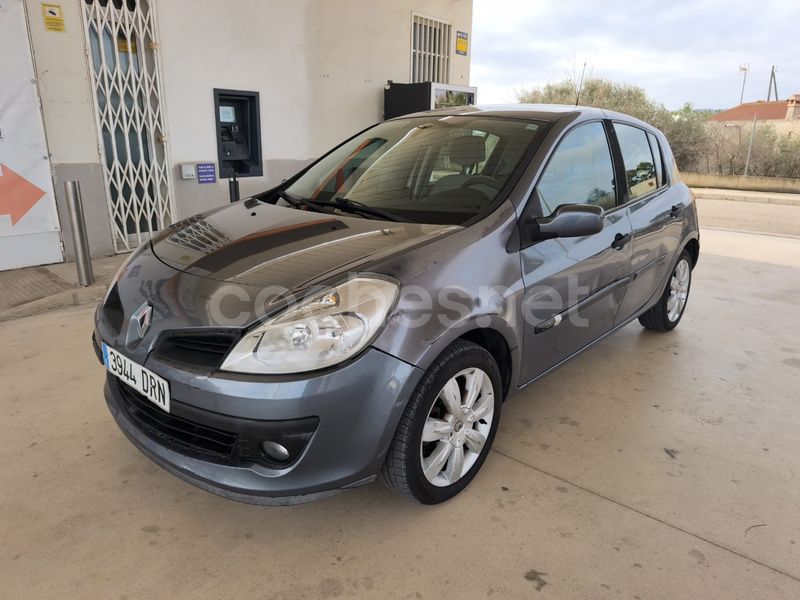 Gris / plata Usado 2006 Renault Clio II Authentique Berlina | 3850 € (Precio justo) - Imagen 1/4