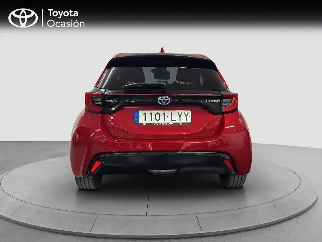 Usado Toyota Yaris Hybrid Plus 116 CV (85 kW) 2022 Rojo emocion Berlina