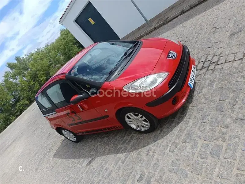 Usado Peugeot 1007 Sport 70 CV (51 kW) 2006 Rojo Monovolumen