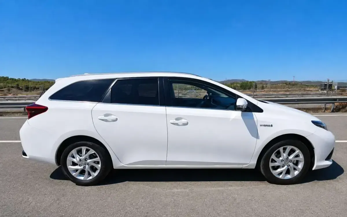 Usado Toyota Auris Hybrid Business Edition 136 CV (100 kW) 2016 Blanco Familiar