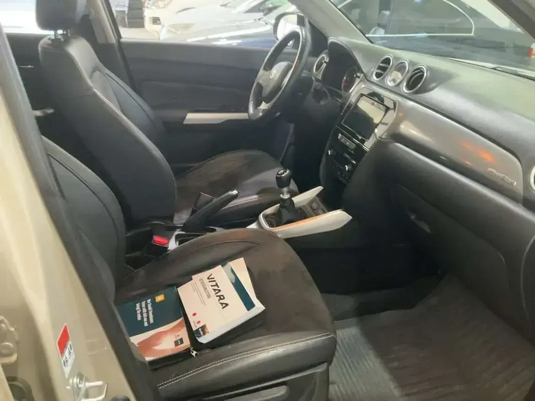 Usado Suzuki Vitara GLX 120 CV (88 kW) 2016 Beige SUV