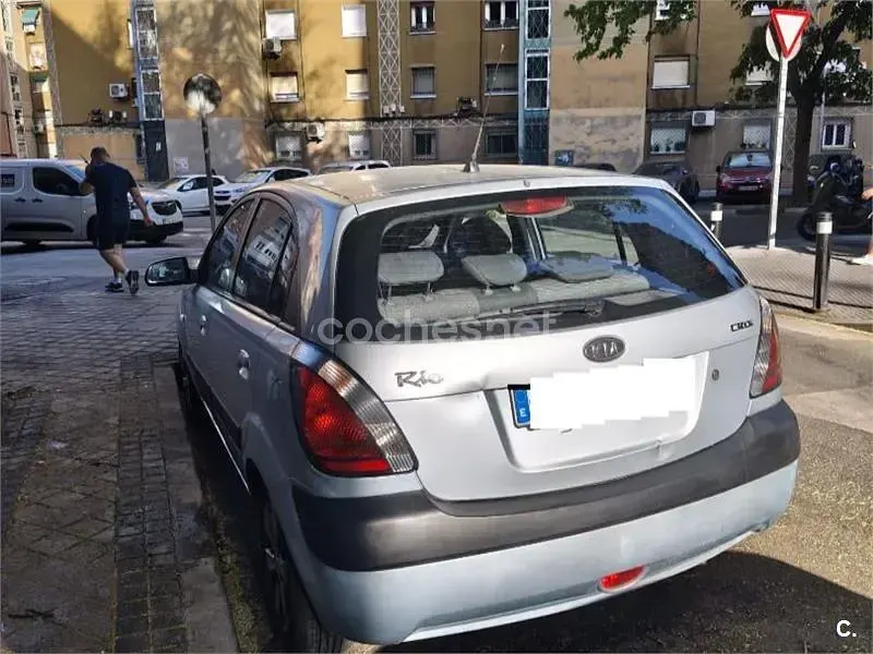 Usado Kia Rio Active 110 CV (80 kW) 2008 Gris / plata Berlina