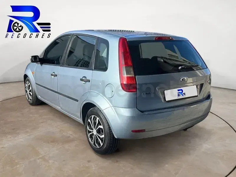 Usado Ford Fiesta Trend 90 CV (66 kW) 2004 Azul Utilitario