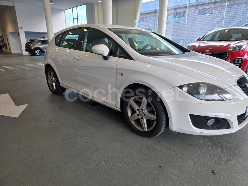 Blanco Usado 2011 Seat Leon Reference Berlina | 8999 € (Un poco caro) - Imagen 1/4