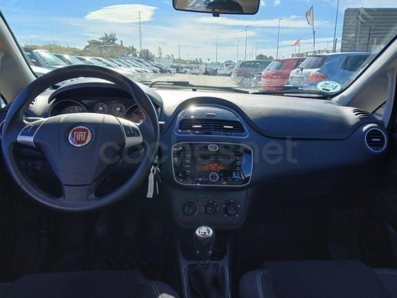 Usado Fiat Punto Easy 77 CV (56 kW) 2015 Rojo Utilitario