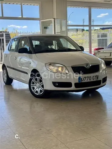 Usado Skoda Fabia 60 CV (44 kW) 2010 Blanco Berlina