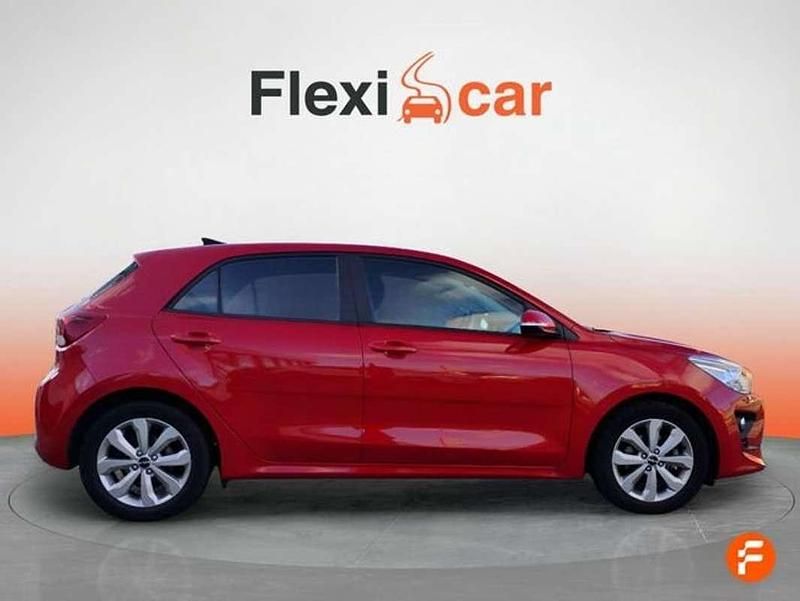 Usado Kia Rio 101 CV (74 kW) 2022 Rojo Berlina