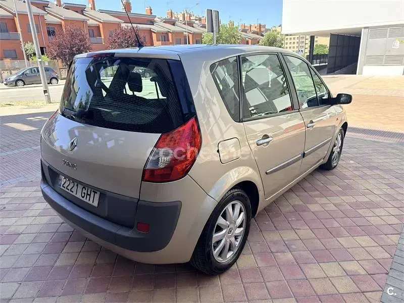 Usado Renault Scénic Dynamique 105 CV (77 kW) 2008 Beige Monovolumen