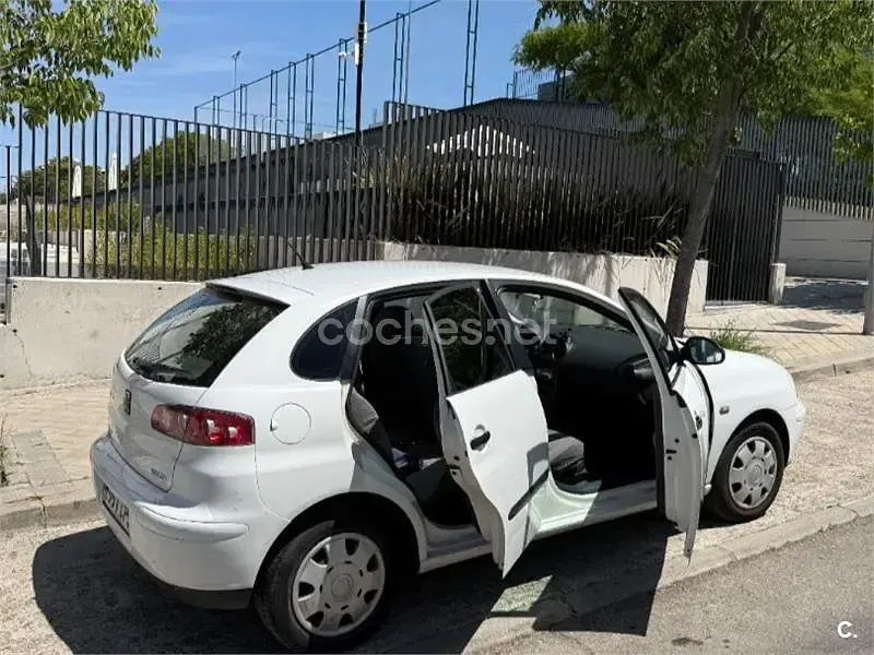 Usado Seat Ibiza Stella 75 CV (55 kW) 2003 Blanco Utilitario