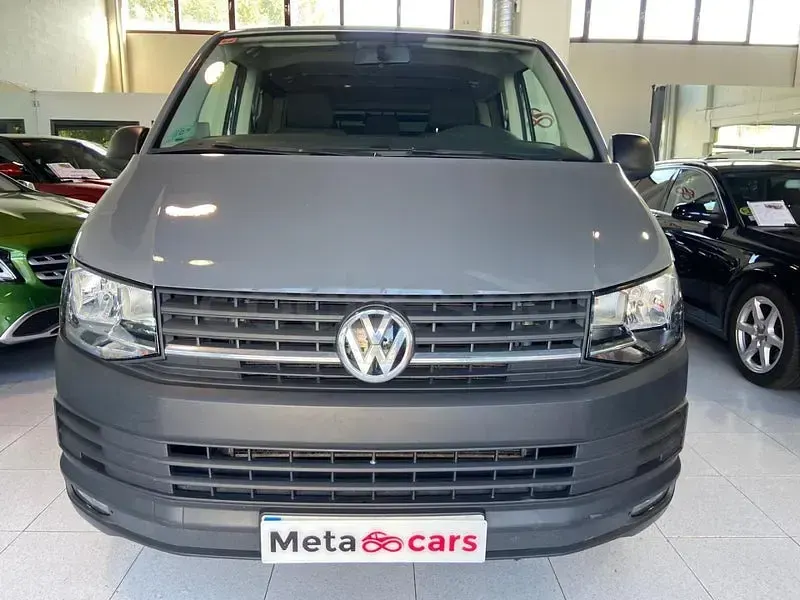 Usado VW Caravelle Trendline 150 CV (110 kW) 2017 Gris / plata Van
