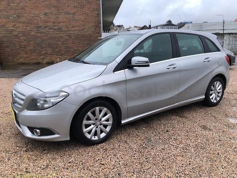 Usado Mercedes B180 122 CV (89 kW) 2013 Gris / plata Monovolumen