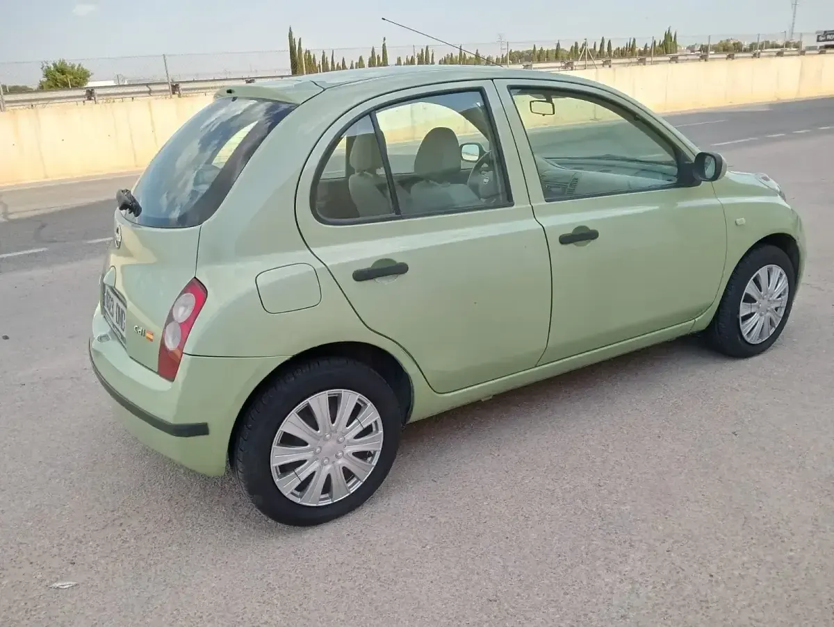 Usado Nissan Micra Acenta 82 CV (60 kW) 2005 Verde Utilitario