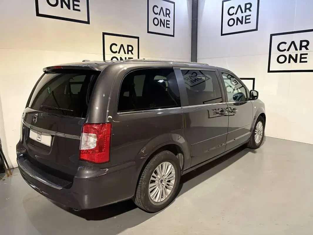 Usado Lancia Voyager Gold 178 CV (130 kW) 2015 Gris Monovolumen