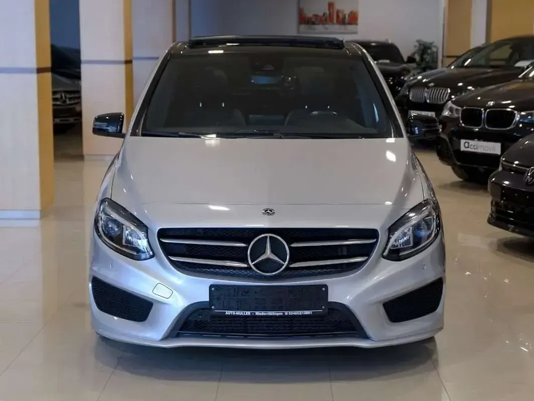 Usado Mercedes B200 136 CV (100 kW) 2018 Gris / plata Utilitario