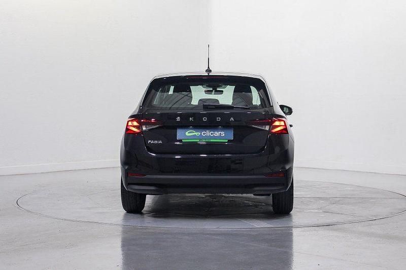 Usado Skoda Fabia Active 80 CV (58 kW) 2022 Blanco Berlina