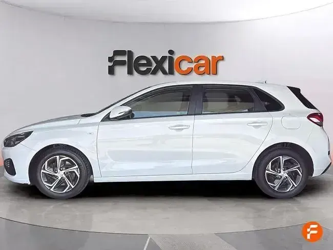Usado Hyundai i30 120 CV (88 kW) 2021 Blanco Berlina
